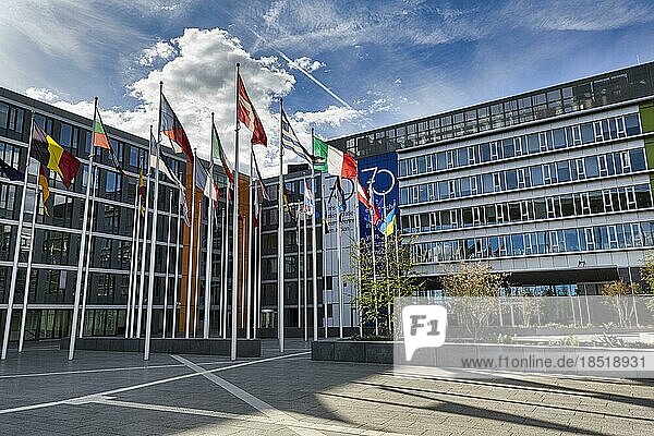 Europäisches Parlament  EU-Parlament  Flaggen europäischer Länder und der Ukraine  Konrad Adenauer Komplex  Sonnenstrahlen  Europaviertel Kirchberg-Plateau  Luxemburg  Europa