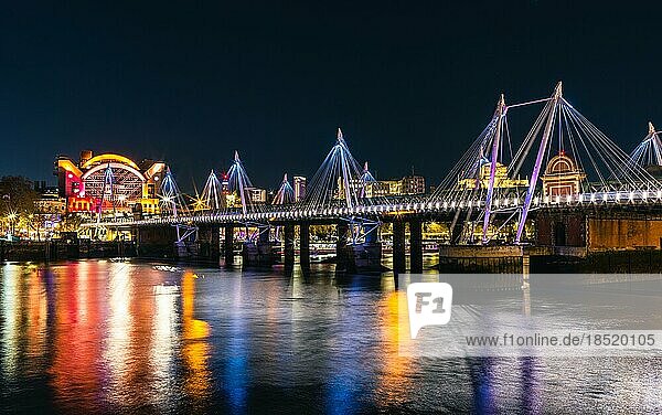 Nacht in London  Hungerford Bridge und Golden Jubilee Bridges über die Themse  London  England  Großbritannien  Europa