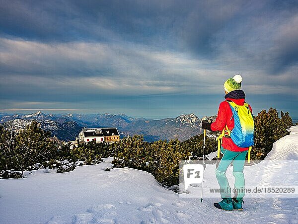 Bergsteigerin auf verschneiten Weg beim Stöhrhaus  hinten die Chiemgauer Alpen  Untersberg  Berchtesgaden  Berchtesgadener Land  Oberbayern  Bayern  Deutschland  Europa