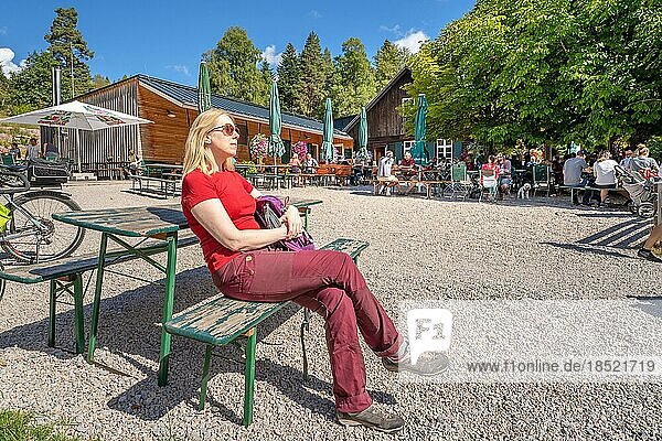Wanderin entspannt vor dem Restaurant Grünhütte  Bad Wildbad  Schwarzwald  Deutschland  Europa