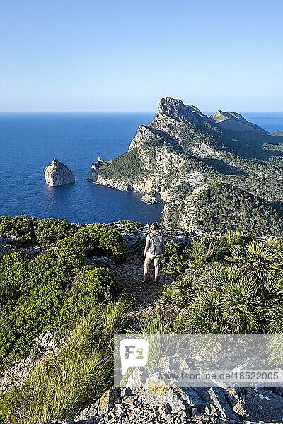 Wanderin blickt über felsige Klippen und Meer  Cap Formentor  Küstenlandschaft  Pollença  Mallorca  Balearen  Spanien  Europa