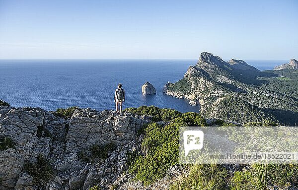 Wanderin blickt über felsige Klippen und Meer  Cap Formentor  Küstenlandschaft  Pollença  Mallorca  Balearen  Spanien  Europa