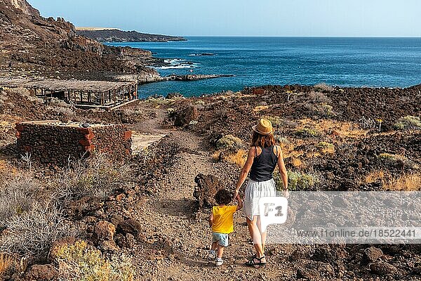 Mutter und Sohn im Urlaub auf einem Weg entlang des Strandes von Tacoron auf El Hierro  Kanarische Inseln