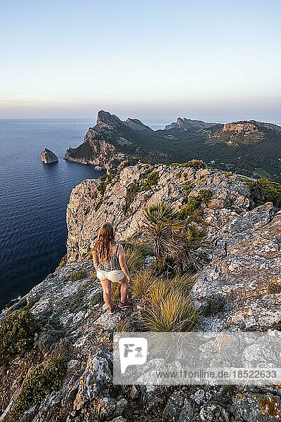 Tourist blickt über felsige Klippen und Meer  Cap Formentor  Küstenlandschaft  Abendstimmung  Pollença  Mallorca  Balearen  Spanien  Europa