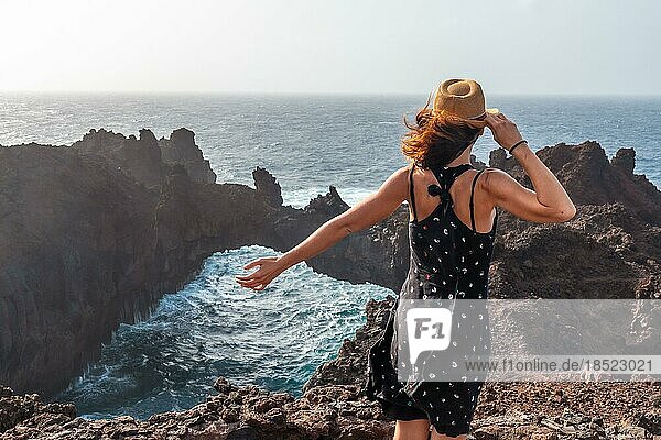 Insel El Hierro. Kanarische Inseln  ein junger Tourist besucht das Denkmal Arco de la Tosca. an der Küste