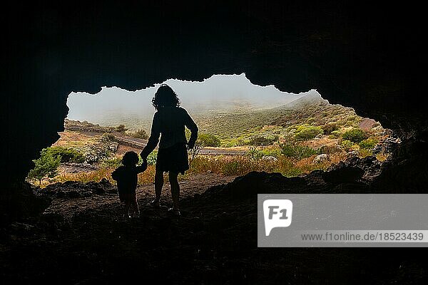 Insel El Hierro. Kanarische Inseln  Mutter und Sohn genießen die Höhle der Jungfrau