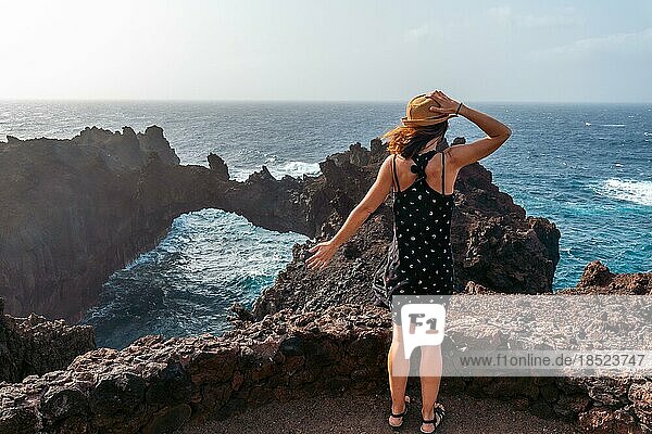 Insel El Hierro. Kanarische Inseln  ein junger Tourist beim Besuch des Arco de la Tosca