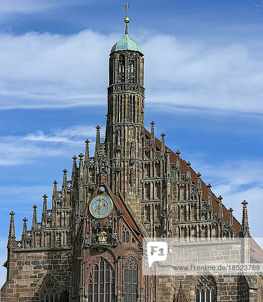 Turm der historischen Frauenkirche mit Uhr und dem Männleinlaufen  Hauptmarkt  Nürnberg  Mittelfranken  Bayern  Deutschland  Europa