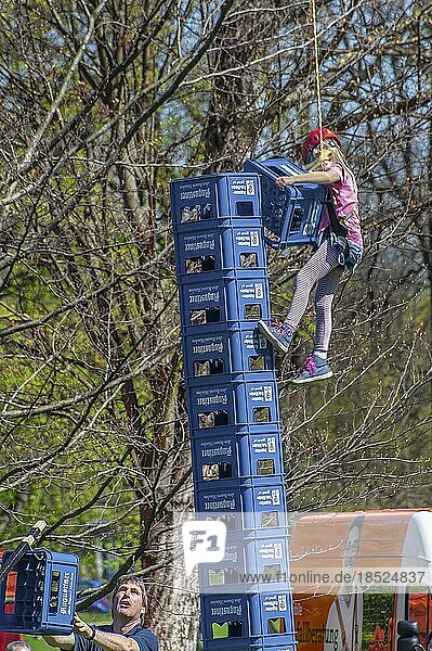 Am Seil gesichertes Kind stürzt ab beim Bau von Turm aus Bierkisten  Luitpoldpark  München  Bayern  Deutschland  Europa