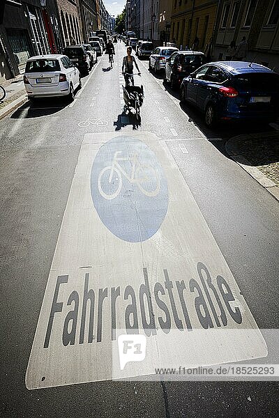 Symbolfoto zum Thema Fahrradstraße in der Stadt. Radfahrer fahren auf der Fahrradstraße in der Linienstraße in Berlin Mitte. Berlin  31.05.2022  Berlin  Deutschland  Europa