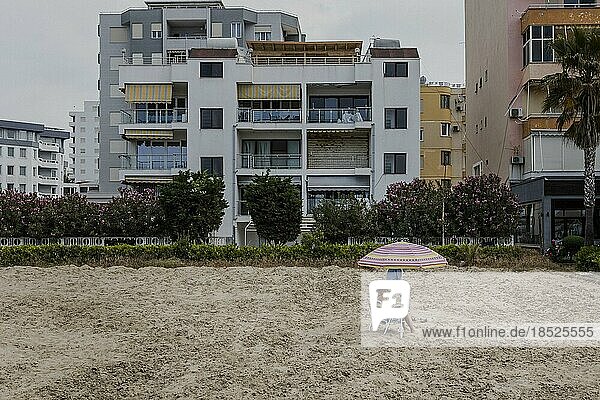 Eine Frau sitzt vor einem Wohnhaus auf dem Strand von Durres  23.05.2022.  Durres  Albanien  Europa