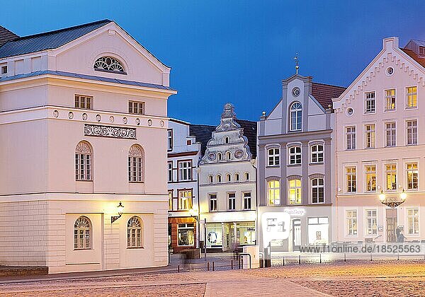 Rathaus am Markt mit Giebelhäusern am Abend  UNESCO-Weltkuturerbe  Hansestadt Wismar  Mecklenburg-Vorpommern  Deutschland  Europa