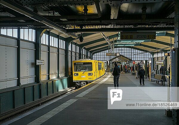 Oberirdischer U Bahnhof Gleisdreieck  Friedrichshain-Kreuzberg  Berlin  Deutschland  Europa