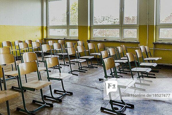 Stühle stehen in einem Klassenraum der alten Grundschule in Trinwillershagen  05.05.2022.  Trinwillershagen  Deutschland  Europa