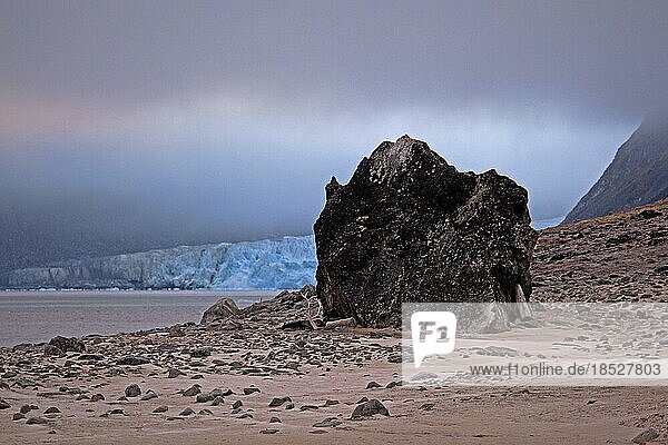 Großer Granitblock am Strand entlang des Magdalenefjords auf Svalbard  Spitzbergen  Norwegen  Europa
