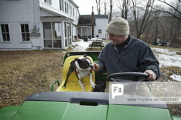 Mann und sein Hund reiten zur Kontrolle der Farm; Keene  New York  Vereinigte Staaten von Amerika