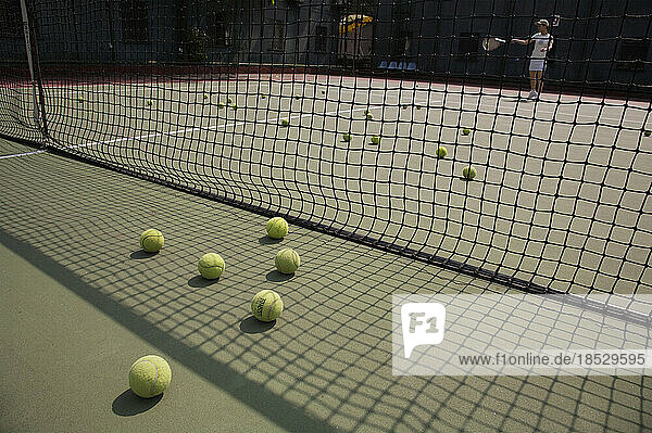 Frau nimmt privaten Tennisunterricht; Shanghai  China