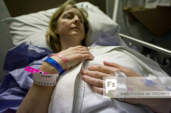 Frau erholt sich von der Operation in einem Krankenhaus; Lincoln  Nebraska  Vereinigte Staaten von Amerika