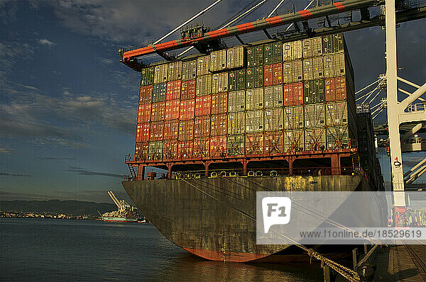Container aus der ganzen Welt werden im Hafen von Oakland entladen; Oakland  Kalifornien  Vereinigte Staaten von Amerika