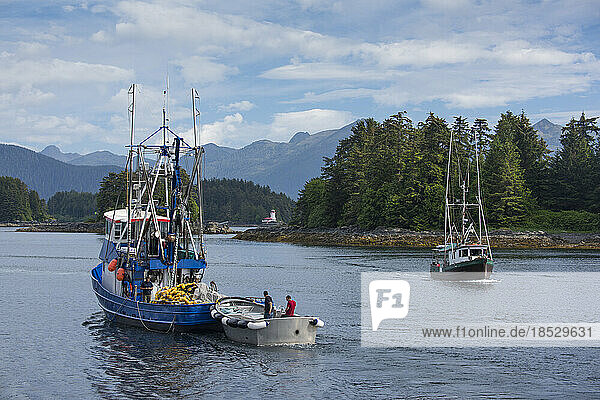 Fischerboote in der Hafeneinfahrt von Sitka  Alaska  USA; Sitka  Alaska  Vereinigte Staaten von Amerika