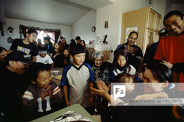 Gemeinsam feiernde Inuit in einem Haus; North Slope  Alaska  Vereinigte Staaten von Amerika