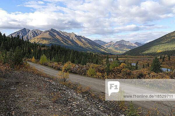 Landschaftliche Aussicht entlang der South Canol Road im Yukon; Yukon  Kanada