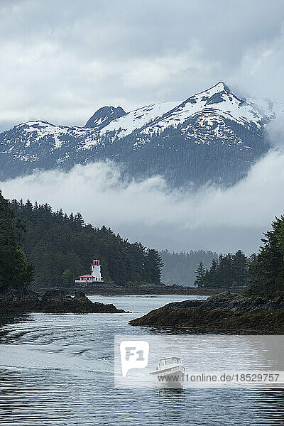 Kleines Motorboot verlässt den Hafen von Sitka  Inside Passage  Alaska  USA; Alaska  Vereinigte Staaten von Amerika