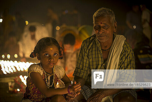 Junges Mädchen mit Vater an Dev Deepawali; Varanasi  Indien