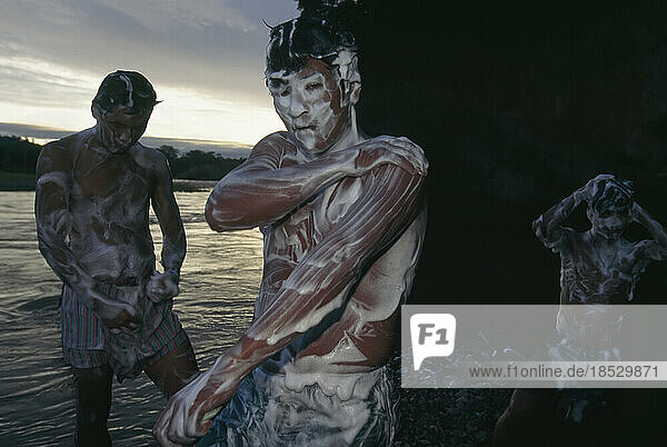 Eine Gruppe von Tacana-Führern badet am Ende des Tages im Tuichi-Fluss. Diese Männer stehen an vorderster Front  wenn es darum geht  Außenstehende im Madidi willkommen zu heißen und ihn vor deren Einfluss zu schützen. Der Tuichi und seine Nebenflüsse fließen durch die angestammte Heimat des Tacana-Volkes; Madidi-Nationalpark  Bolivien