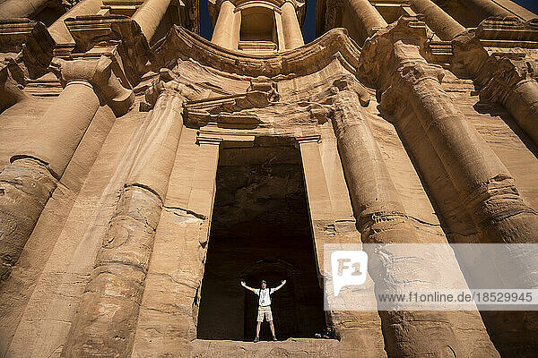 Ein Mann steht in der Tür des Klosters al Deir in Petra; Petra  Jordanien
