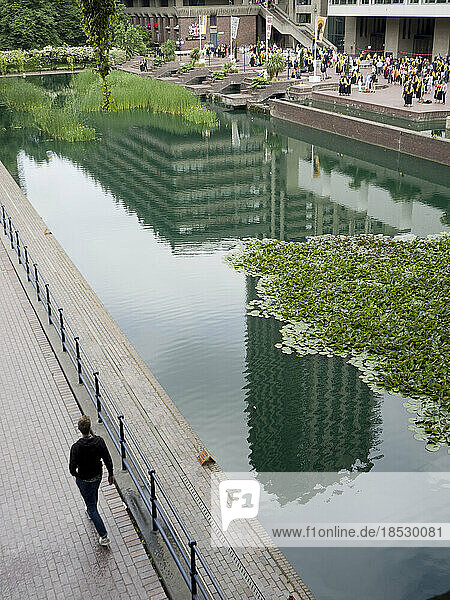 The Barbican Centre  See mit Pflanzen  Fußgängerwegen und Abschlussfeier  London  UK; London  England