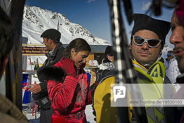 Modisch gekleidete Skifahrer warten in einer Liftschlange in St. Moritz  das als Europas Winterspielplatz bezeichnet wird; St. Moritz  Schweiz