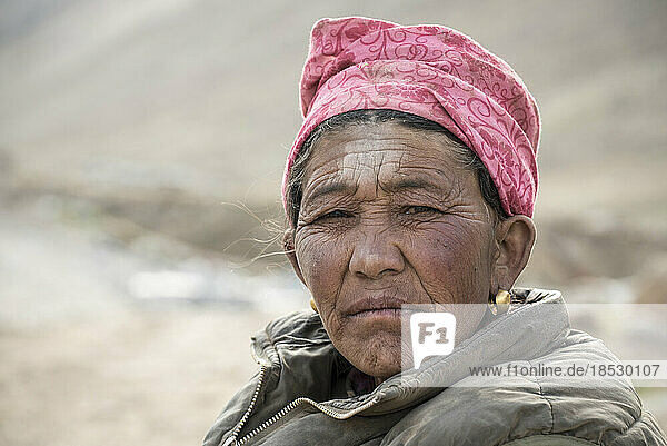 Pilger  der sich auf der Kora-Pilgerreise am Berg Kailash ausruht; Tibetische Autonome Region  Tibet