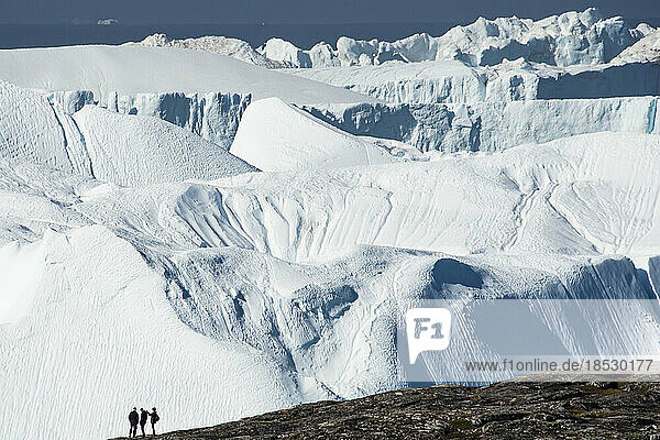 Touristen betrachten Eisberge auf Grönland; Ilulissat  Grönland