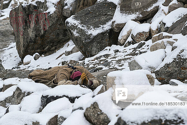 Niederwerfender Pilger auf der Kora-Pilgerreise am Berg Kailash; Autonome Region Tibet  Tibet