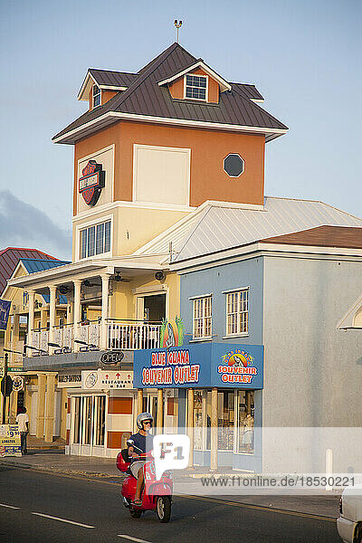 Geschäfte am Wasser in George Town auf Grand Cayman Island; George Town  Grand Cayman  Cayman Islands