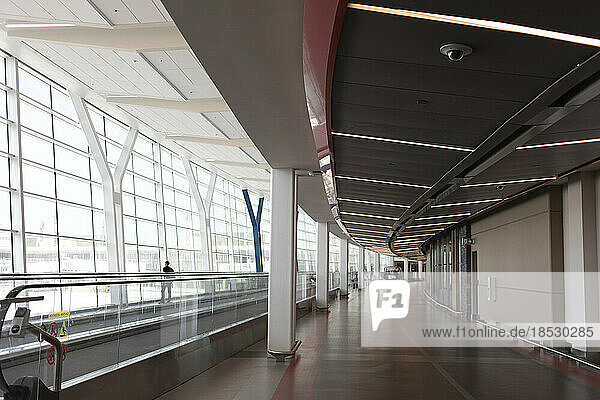 Fahrsteig und Shuttle in einem Flughafen; Calgary  Alberta  Kanada