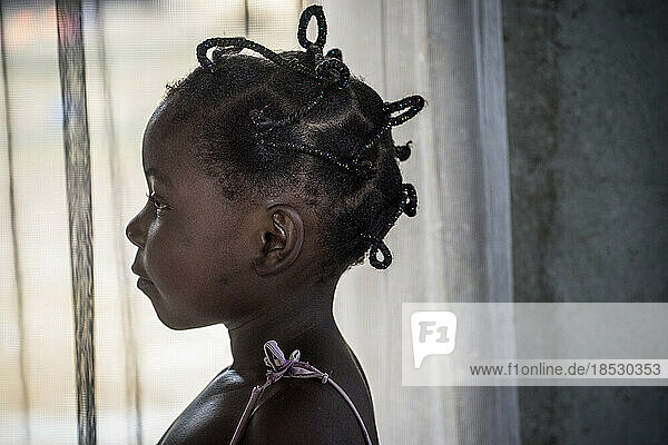 Porträt der Seitenansicht eines jungen Mädchens mit einer lustigen Frisur; Kribi  Kamerun