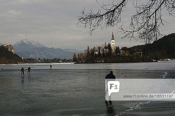Eishockeyspieler trotzen der Kälte und dem dünnen Eis bei einem Nachmittagsspiel; Bled  Slowenien