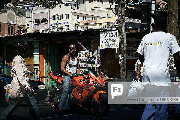 Straßenszene in der Hauptstadt der Hafenstadt St. George's  Grenada; St. George's  Grenada