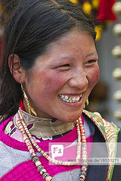 Porträt einer lächelnden Frau auf dem Borkhar-Markt; Lhasa  Tibet