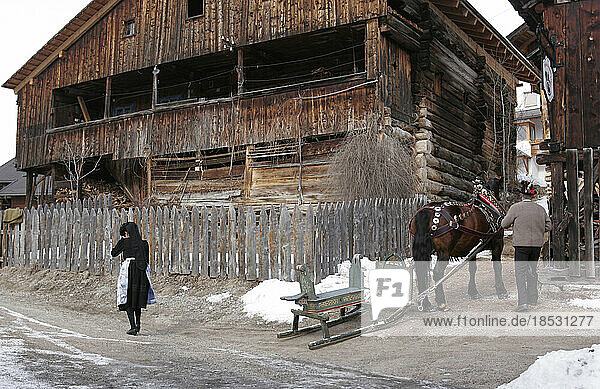 Frau kommt mit Pferd und Schlitten zur Arbeit; La Valle  Südtirol  Italien
