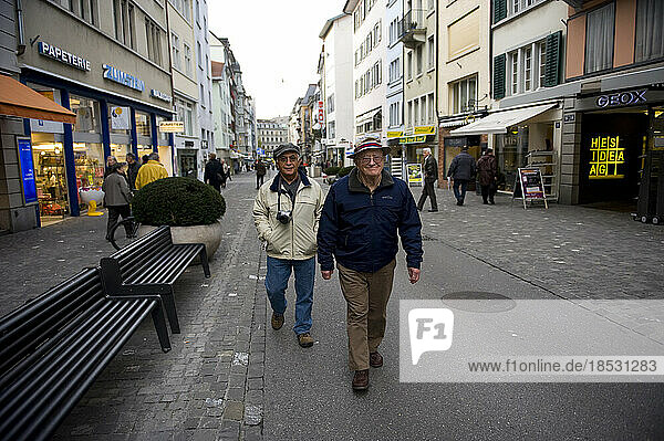Zwei ältere Männer schlendern durch eine Straße in Zürich  Schweiz; Zürich  Schweiz
