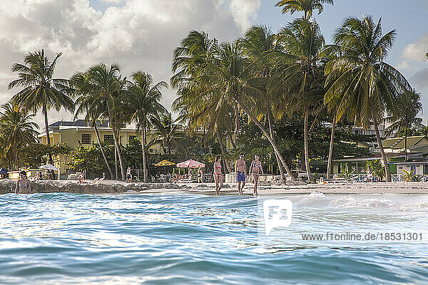 Touristen genießen einen tropischen Strand in dem kleinen Dorf Worthing  Barbados; Worthing  Barbados
