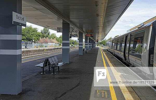 Personenzug auf den Gleisen eines Bahnhofs im Vereinigten Königreich; Oxford  England