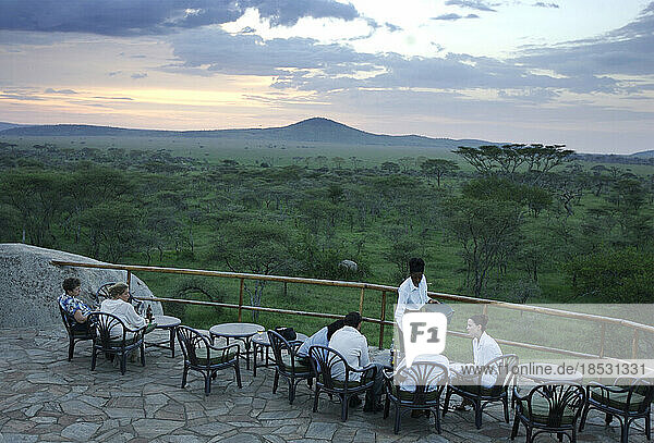 Touristen genießen den Blick auf eine afrikanische Landschaft von einem Aussichtspunkt aus; Afrika