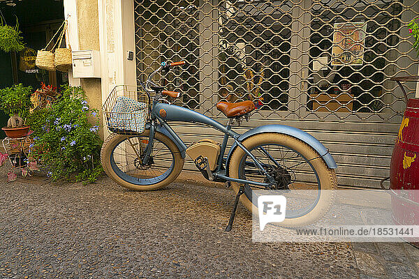 Vor einem Geschäft in Aigues-Mortes  Frankreich  abgestelltes Fahrrad; Aigues-Mortes  Frankreich