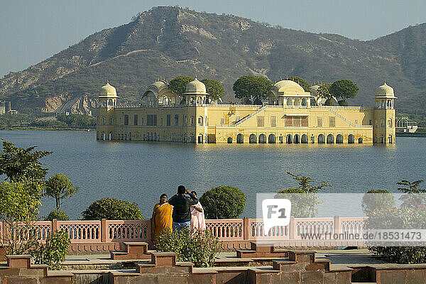 Gruppe versammelt sich zur Besichtigung des Jal Mahal über dem Man Sagar See; Jal Mahal  Jaipur  Bundesstaat Rajasthan  Indien