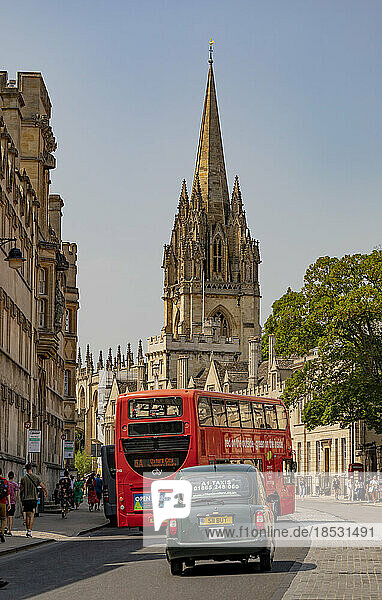 Doppeldeckerbus  Fußgänger und Universitätskirche St. Mary the Virgin in Oxford  UK; Oxford  England