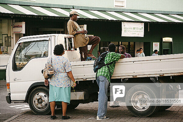 Straßenszene in der Hauptstadt von Roseau auf der Insel Dominica in den Westindischen Inseln; Roseau  Dominica  Westindische Inseln
